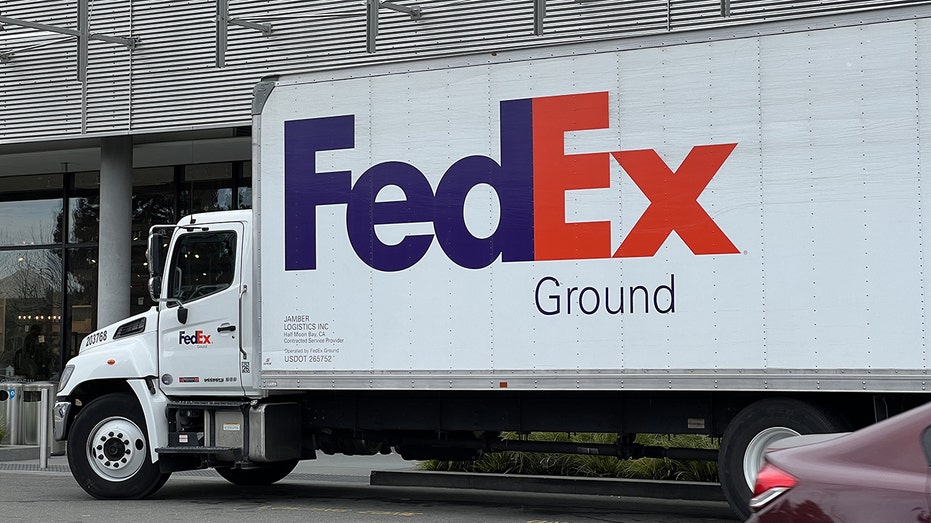 FedEx Ground truck