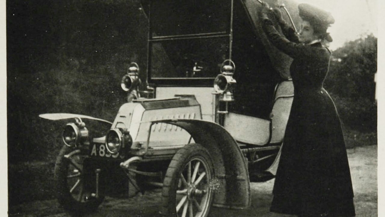 Dorothy Levitt with her De Dion car.